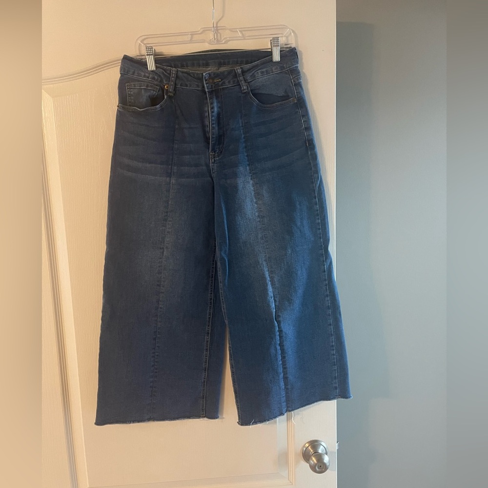 Blue Cropped Ankle Jeans with Wide-Leg Design